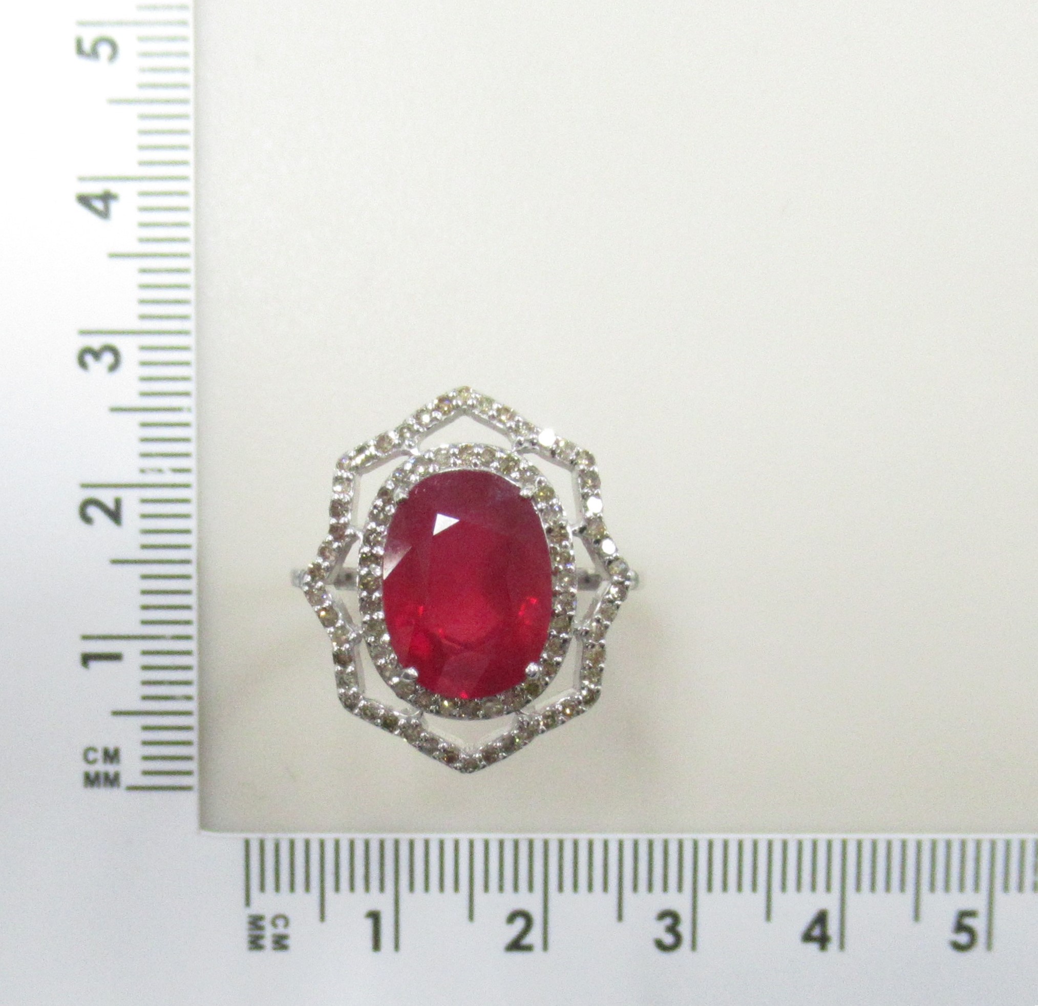 Серебряное кольцо 925 пробы; вставки 1 Рубин 6,63ct F/2; 83 Бр.Кр-17 0,56ct 4/5;